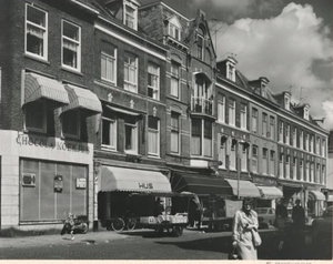 1967 Prins Hendrikstraat, bij de Van Diemenstraat. Links Jamin
