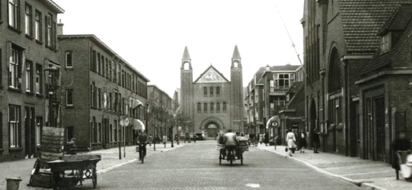 Goudenregenstraat gezien naar de kerk van de H. Familie.1935