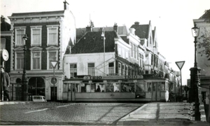 Mauritskade bij de Denneweg, tramlijn 5 (e.m.r. 811).1963