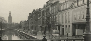 Toussaintkade, gezien vanaf de brug van het Piet Heinplein,