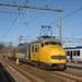 De gele 766 naast Randstadrailtram 4002 op het emplacement