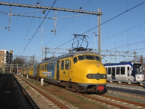 De gele 766 naast Randstadrailtram 4002 op het emplacement