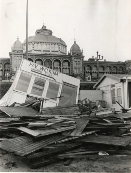 1973 Stormschade aan paviljoen 'Welkom' na de orkaan