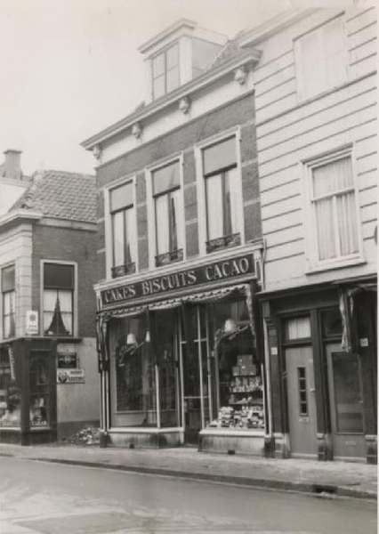 1954 Keizerstraat 183, winkel van C. Jamin.