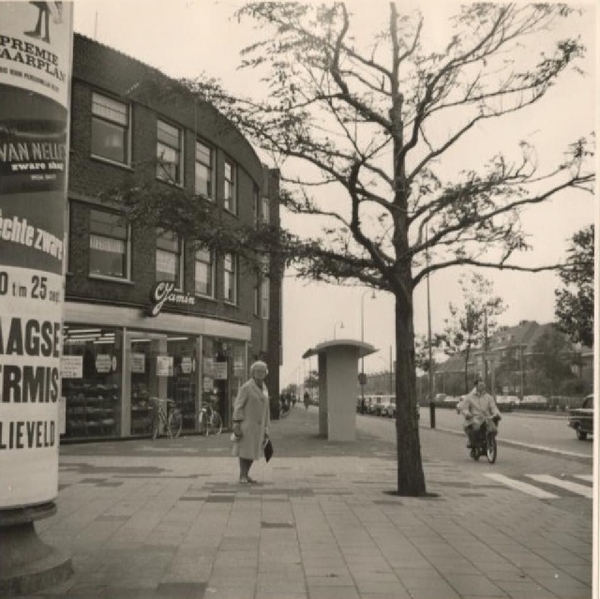 1966 Escamplaan 2-8 Zuiderparklaan 253, links de Zuiderparklaan.