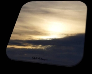 Zon zakt bij valavond achter de wolken. Kattendijkdok Oostkaai