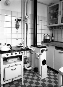 Keuken van een flat in Den Haag. 1957