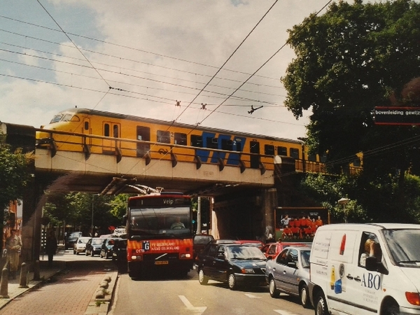 Trolleybus en mat64 bij de Velperpoort.  (8-8-2001)