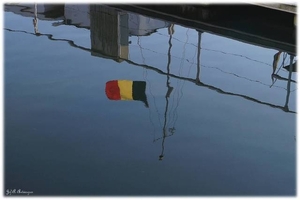 Weerspiegeling Belgische vlag.