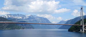De brug en het fjord