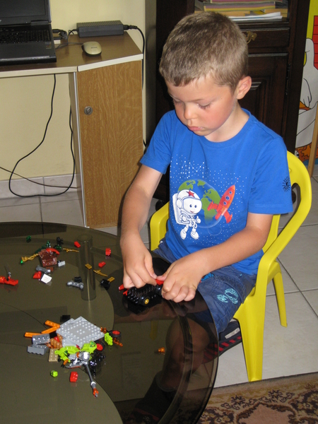 09) Ruben knutselt met zijn Lego