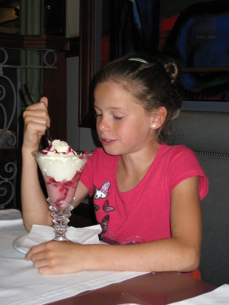 32) Jana met haar dessert