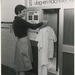Westeinde, ziekenhuis 'Auto-valet' (kleding-kiosk).ca 1975