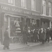1942 Lange rij wachtenden voor banketbakkerswinkel Jamin op de Ho