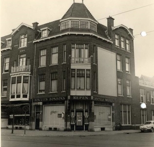 1960 Frederik Hendriklaan 126, winkel van C. Jamin op de hoek van