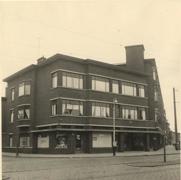1960 Mient, winkel van C. Jamin (nr. 388) met links de Goudreinet