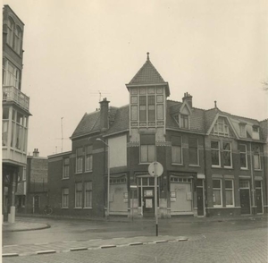 1967 Van Boetzelaerlaan, winkel van C. Jamin (Van Egmondstraat 1)