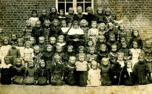 kleuterschool in Nederbrakel (1920 ?)