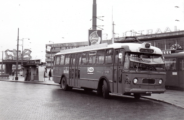 752, buiten dienst, Stationsplein, 1972