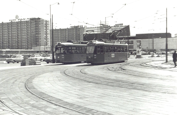 12, lijn 15, Stationsplein, 22-4-1967 (foto W.J. van Mourik)