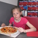 62) Jana met haar pizza