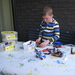 72) Ruben met zijn Lego aan de terrastafel