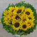 IMGP1217(zonnebloemen als offer voor het Mariabeeld)
