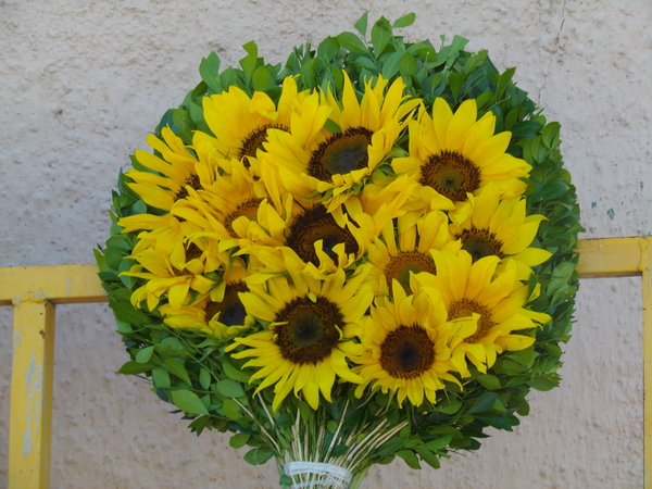 IMGP1217(zonnebloemen als offer voor het Mariabeeld)