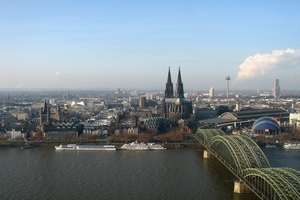 Keulen   _panorama met van links naar rechts de oude stad, de Dom