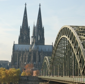 Keulen __Dom  _ zicht met brug  over de Rijn