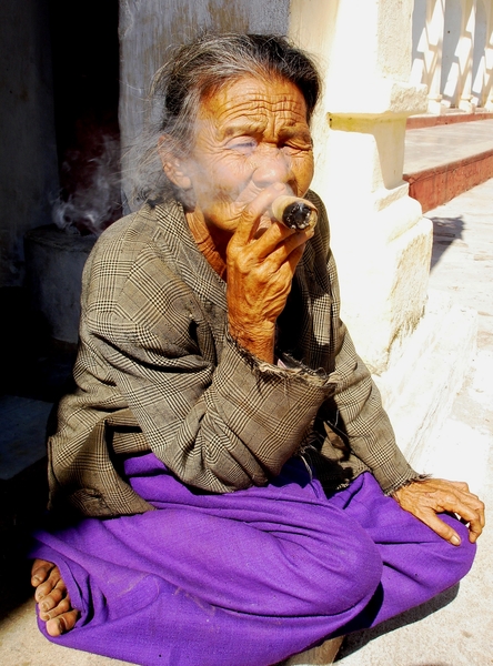 BA-DSC02818-cheroot rokende vrouw