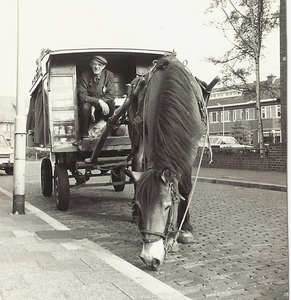 Dolf de groeteboer circa 1970 in de Oosterloostraat