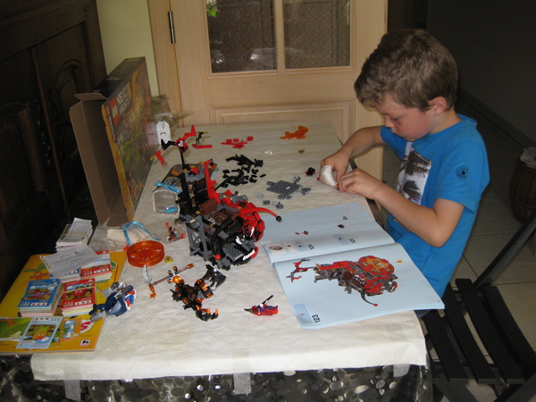 13) Ruben bedrijvig aan de Lego