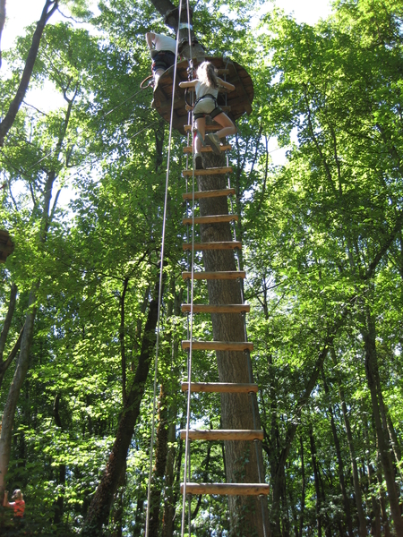 36) Jana op de ladder van een nieuw parcours