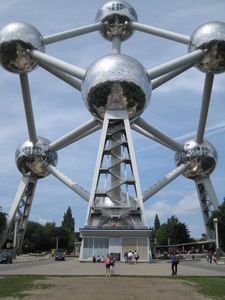 88) Kinderen aan het Atomium te Brussel