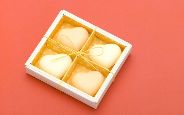 White_chocolate_hearts_Valentine's_Day