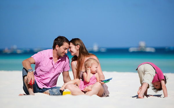 foto-van-een-gezin-met-kinderen-op-het-strand-hartje-zomer