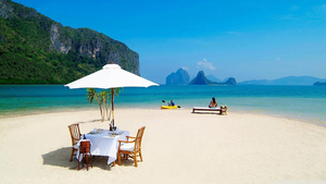 foto-van-een-prachtige-vakantiebestemming-aan-zee-met-tafel-stoel