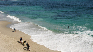 zomer-achtergrond-met-strand-en-zee-en-mensen-met-surfplanken-en-