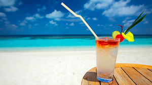 zomer-hd-achtergrond-met-zand-zee-en-cocktail