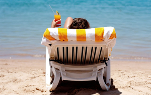 zomer-wallpaper-met-een-vrouw-op-een-strandstoel-op-het-strand