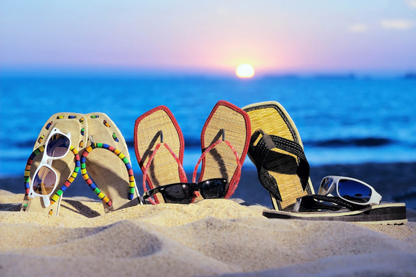 zomer-wallpaper-met-slippers-in-het-zand