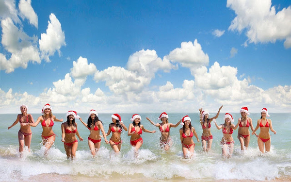hd-kerst-wallpaper-vrouwen-in-rode-bikini-en-kerstmuts-lopen-uit-