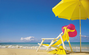 hd-zomer-wallpaper-met-strandstoel-en-gele-parasol-hd-strand-acht