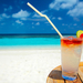 zomer-hd-achtergrond-met-zand-zee-en-cocktail