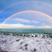 foto-dubbele-regenboog-boven-zee-regenboog-achtergrond