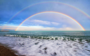 foto-dubbele-regenboog-boven-zee-regenboog-achtergrond
