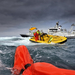 foto-redding-op-zee-met-reddingsboot-een-jacht-en-drenkeling-in-h