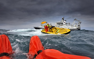 foto-redding-op-zee-met-reddingsboot-een-jacht-en-drenkeling-in-h