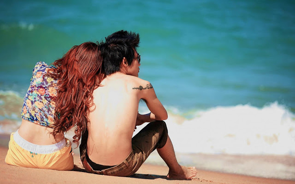 foto-van-een-verliefd-stel-op-het-strand-in-de-zomer-hd-liefde-wa